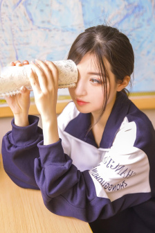 公交车猛的一个颠簸